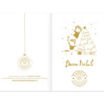 Due bambini stilizzati addobbano un albero di Natale con decorazioni e regali alla base. Sopra di loro, stelle e fiocchi di neve. In basso la scritta "Buon Natale" e il logo della Fondazione Paideia.