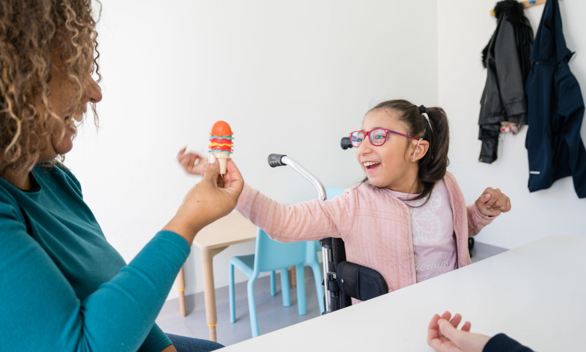 Una bambina che sorride alla sua mamma durante un'ora di Terapia presso il Centro Paideia